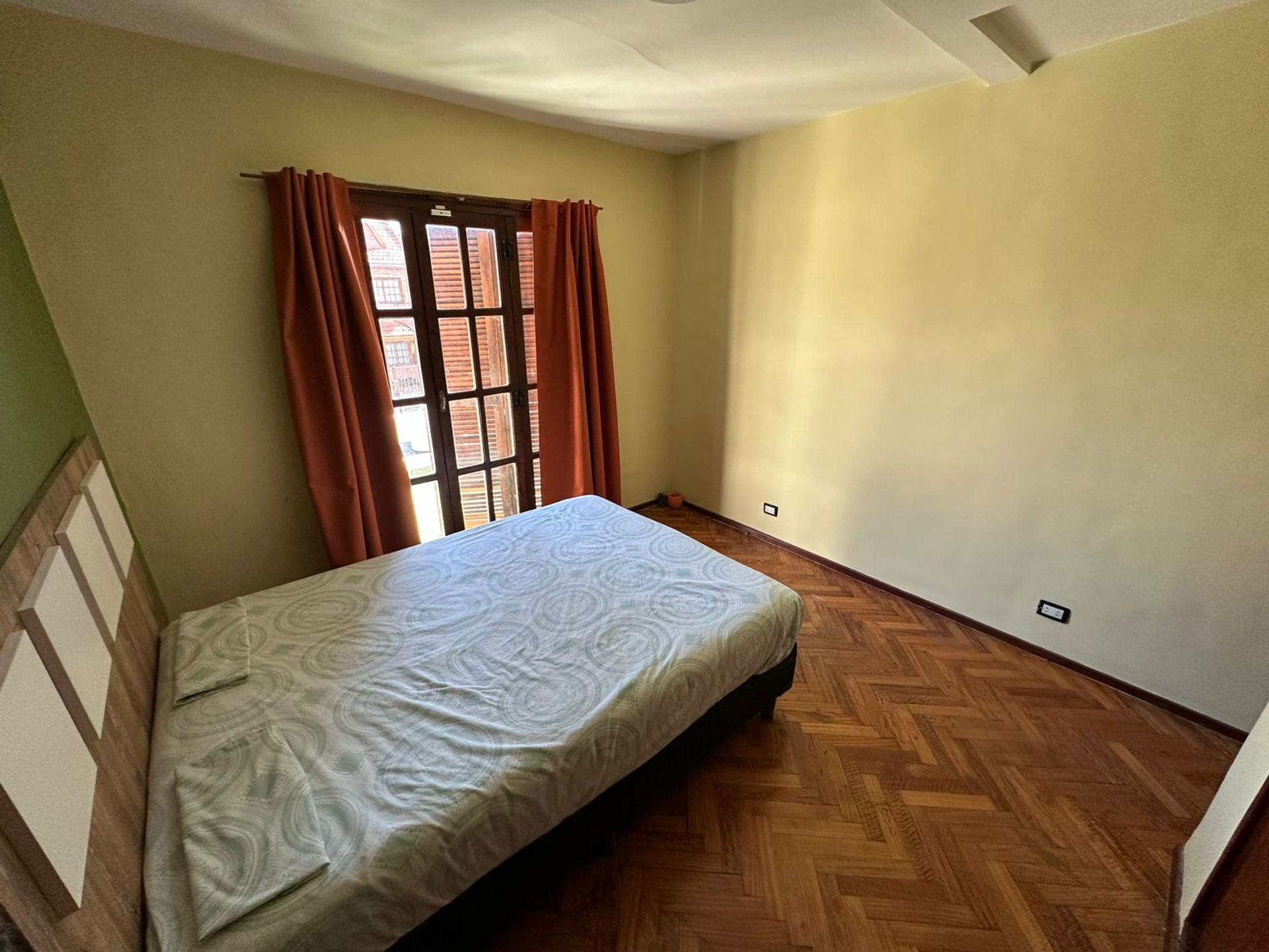 CASA en VENTA en SAN ISIDRO-7amb JARDIN COCHERA