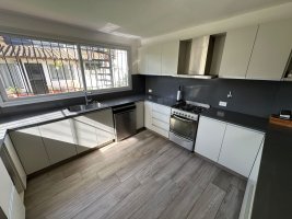 CASA en VENTA en SAN ISIDRO-7amb JARDIN COCHERA
