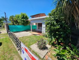Casa 4 amb. R. Rojas fondo libre pileta