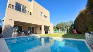 Casa En Venta Alvear De Benavidez Moderna Pileta