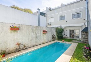 5-room triplex house with garden and pool for sale in Florida