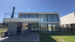 Alquiler de casa 4 ambientes c/amarra B. El Canal