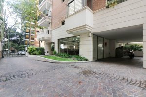 4 rooms plus Apartment and two parking spaces in best Olivos area
