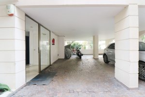4 rooms plus Apartment and two parking spaces in best Olivos area