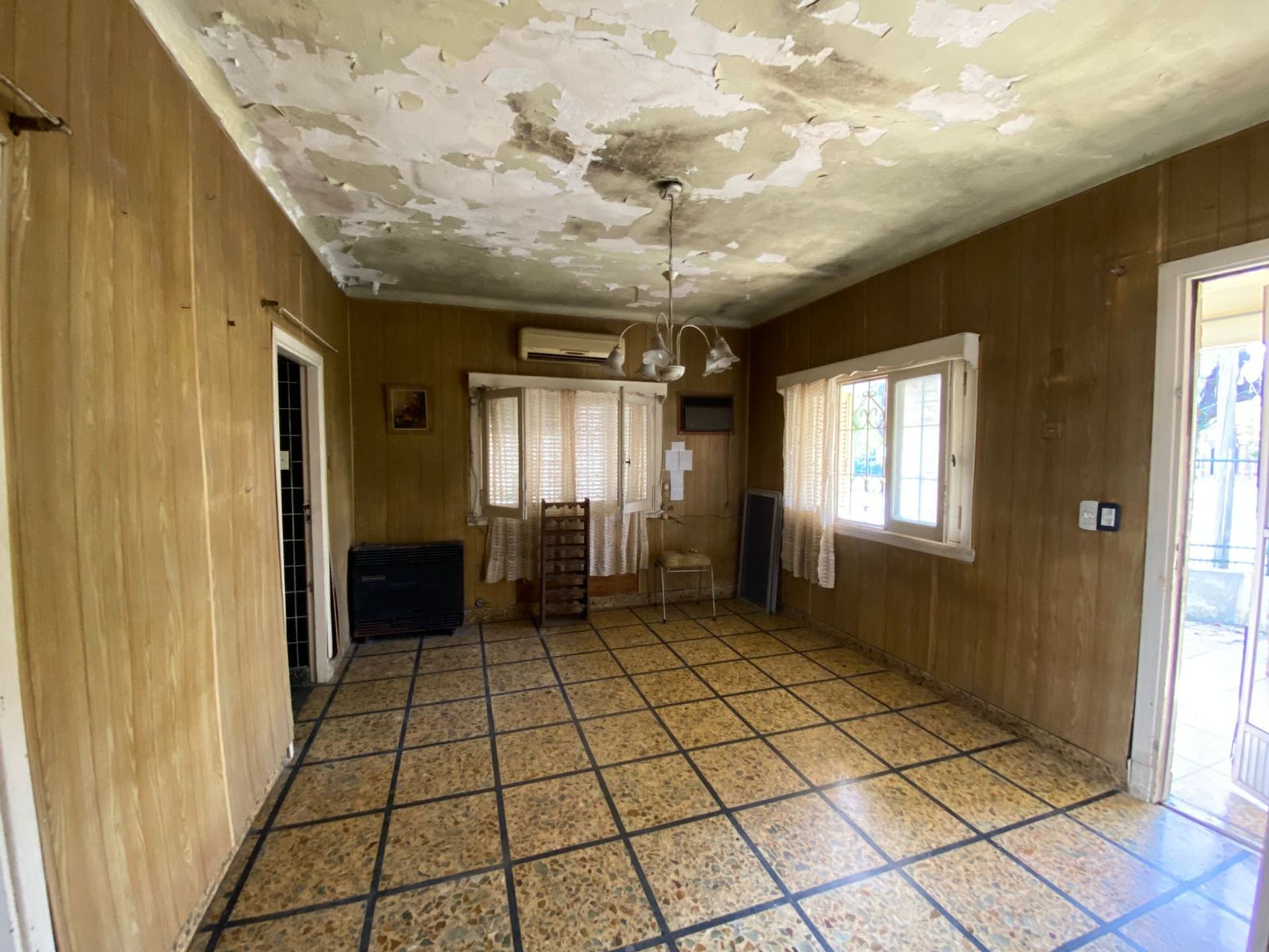casa 3 ambientes con terraza a refaccionar