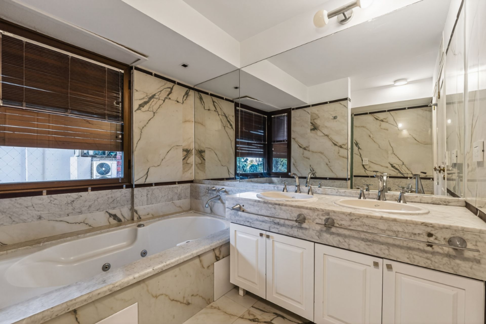 Depto 5 ambientes en Venta en La Lucila c/ pileta