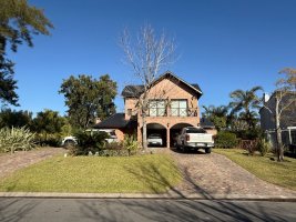3-story house for sale, La Isla Nordelta by the lake