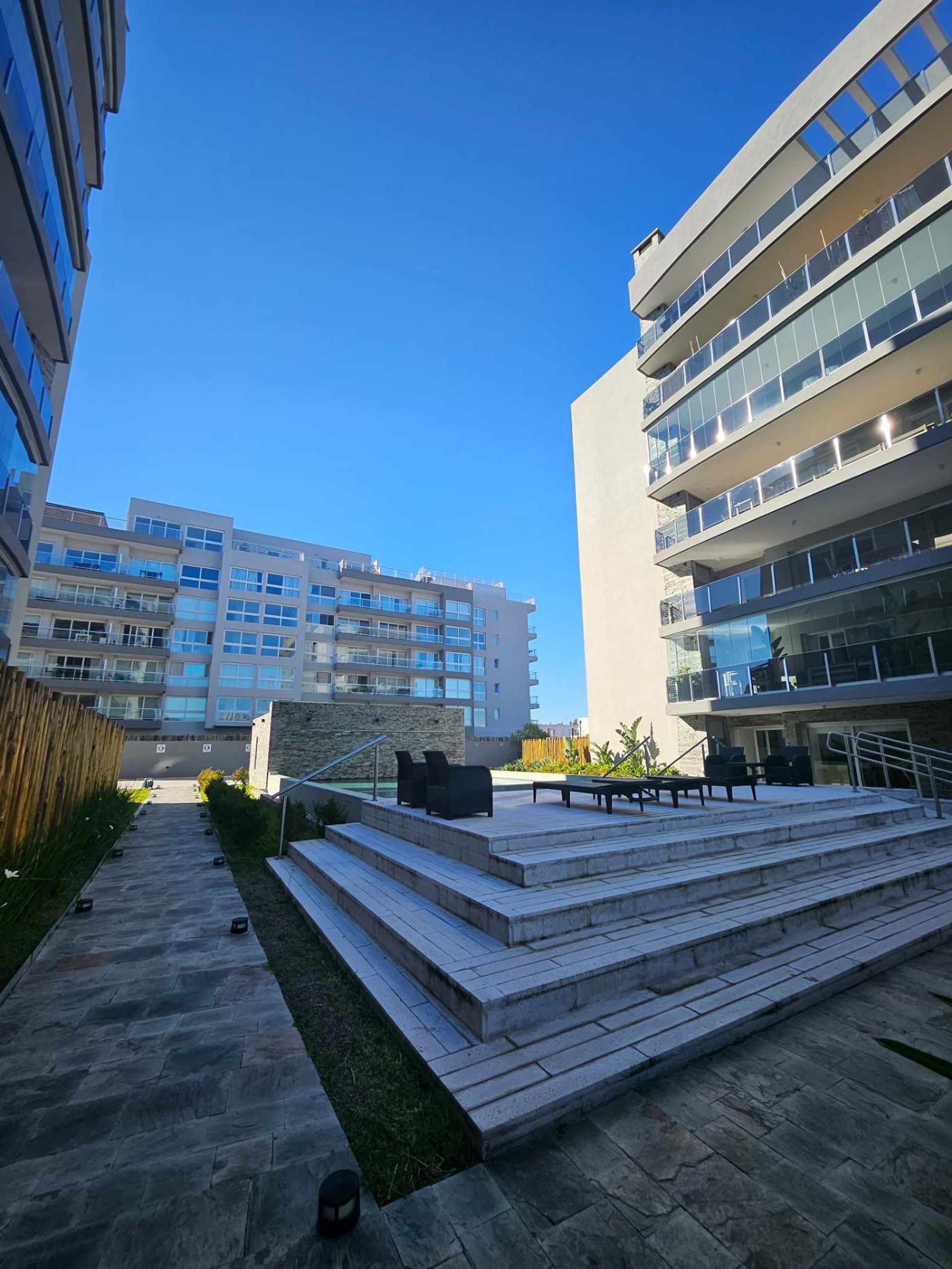 VENTA DEPTO 2 amb. c/ jardín 2 cocheras NORDELTA