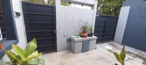 Casa de 3 amb. gran jardin, galeria y cochera x2