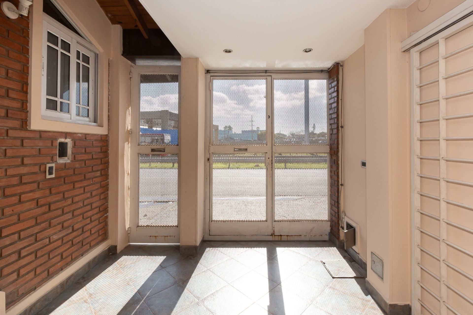 CASA MULTIFAMILIAR EN BOULOGNE, SAN ISIDRO Permuta