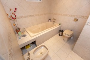 CASA MULTIFAMILIAR EN BOULOGNE, SAN ISIDRO Permuta
