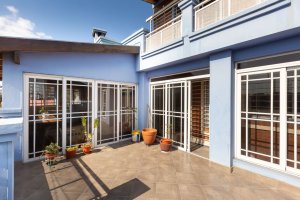 CASA MULTIFAMILIAR EN BOULOGNE, SAN ISIDRO Permuta