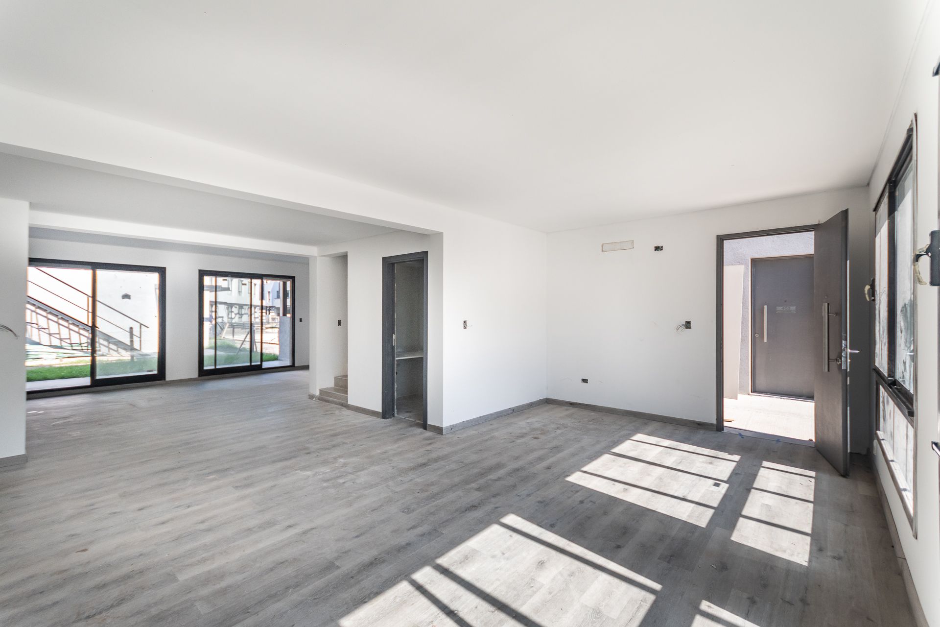 Venta depto. 4 amb. , cochera y jardin. Nordelta