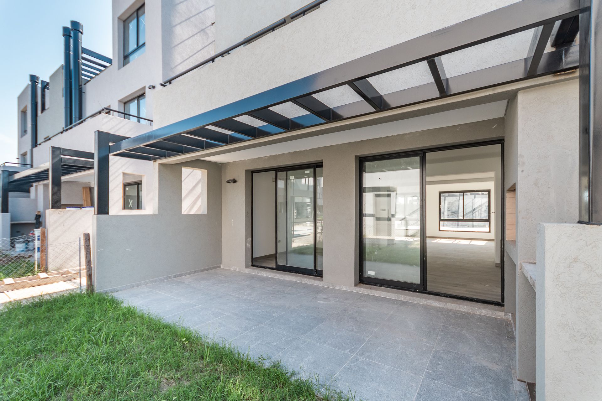 Venta depto. 4 amb. , cochera y jardin. Nordelta