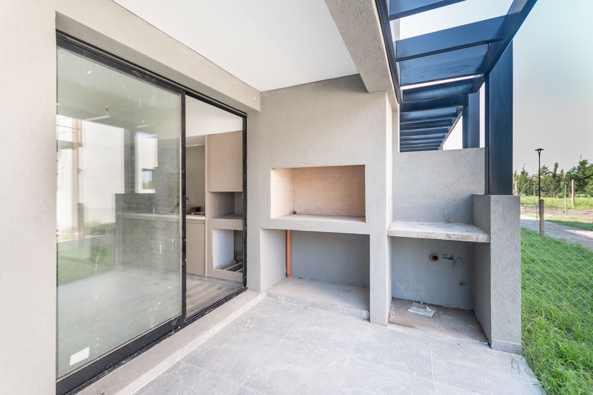 Venta depto. 4 amb. , cochera y jardin. Nordelta