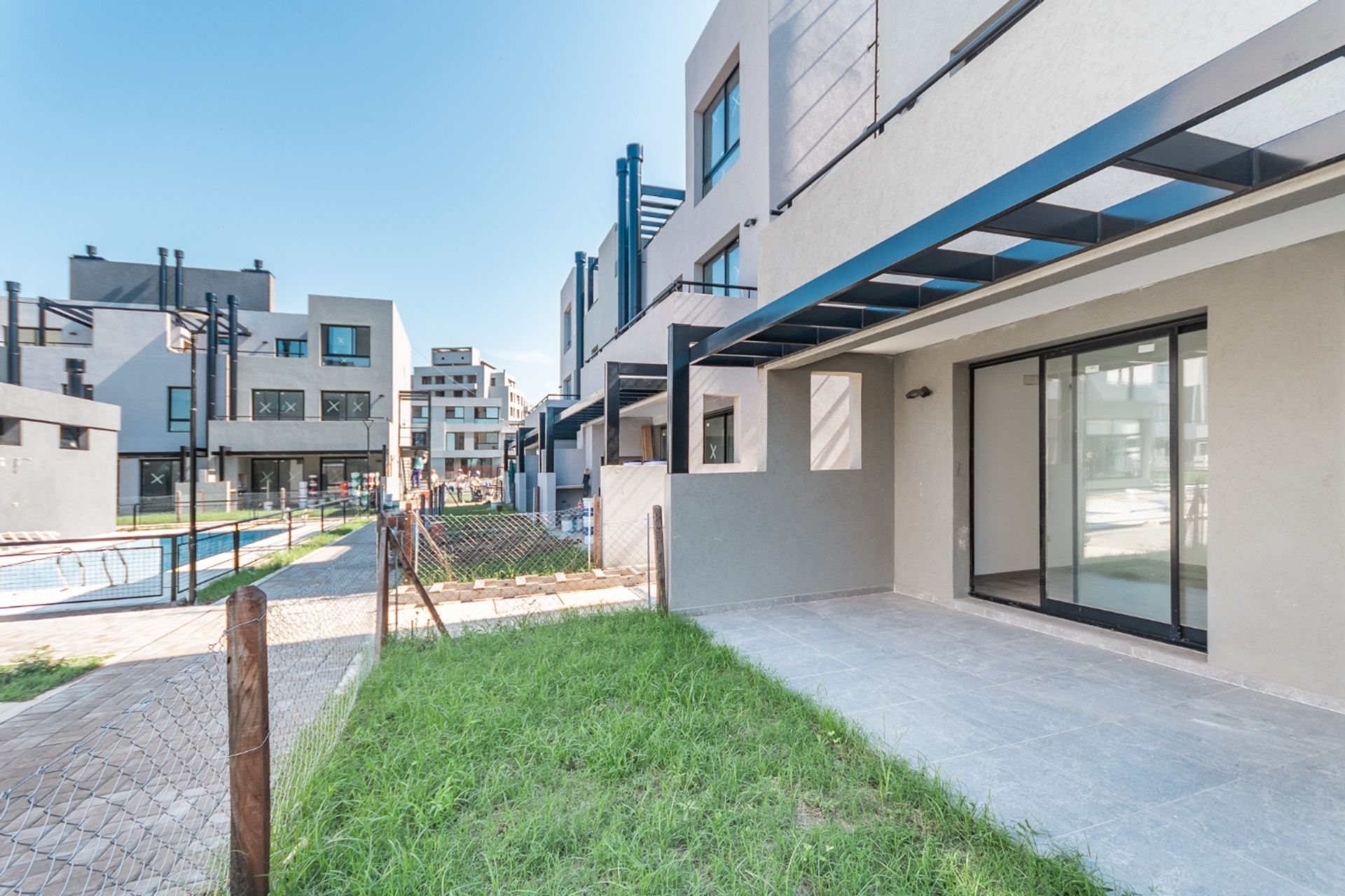 Venta depto. 4 amb. , cochera y jardin. Nordelta