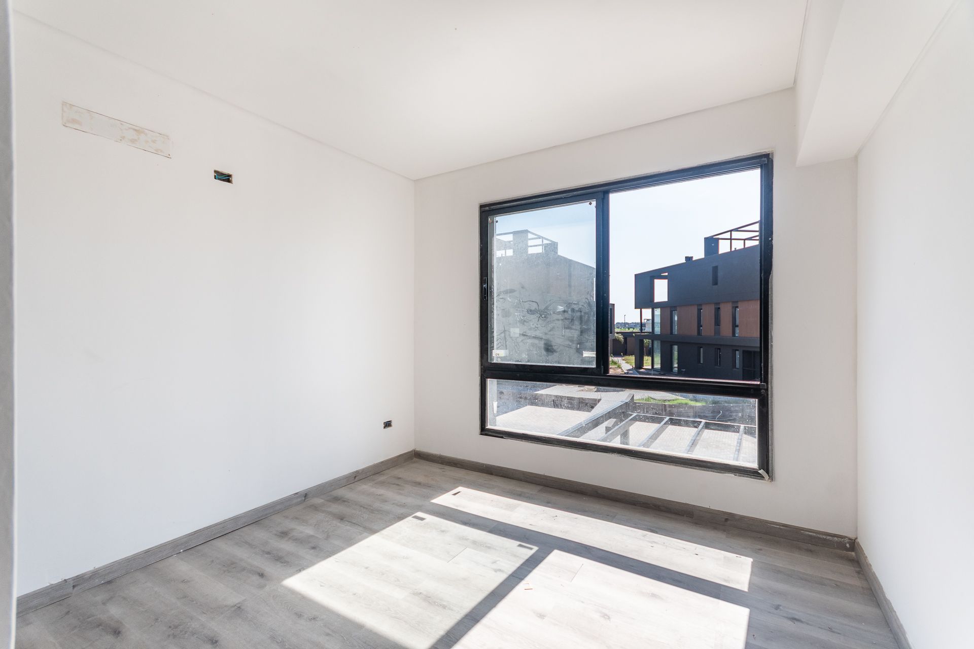 Venta depto. 4 amb. , cochera y jardin. Nordelta