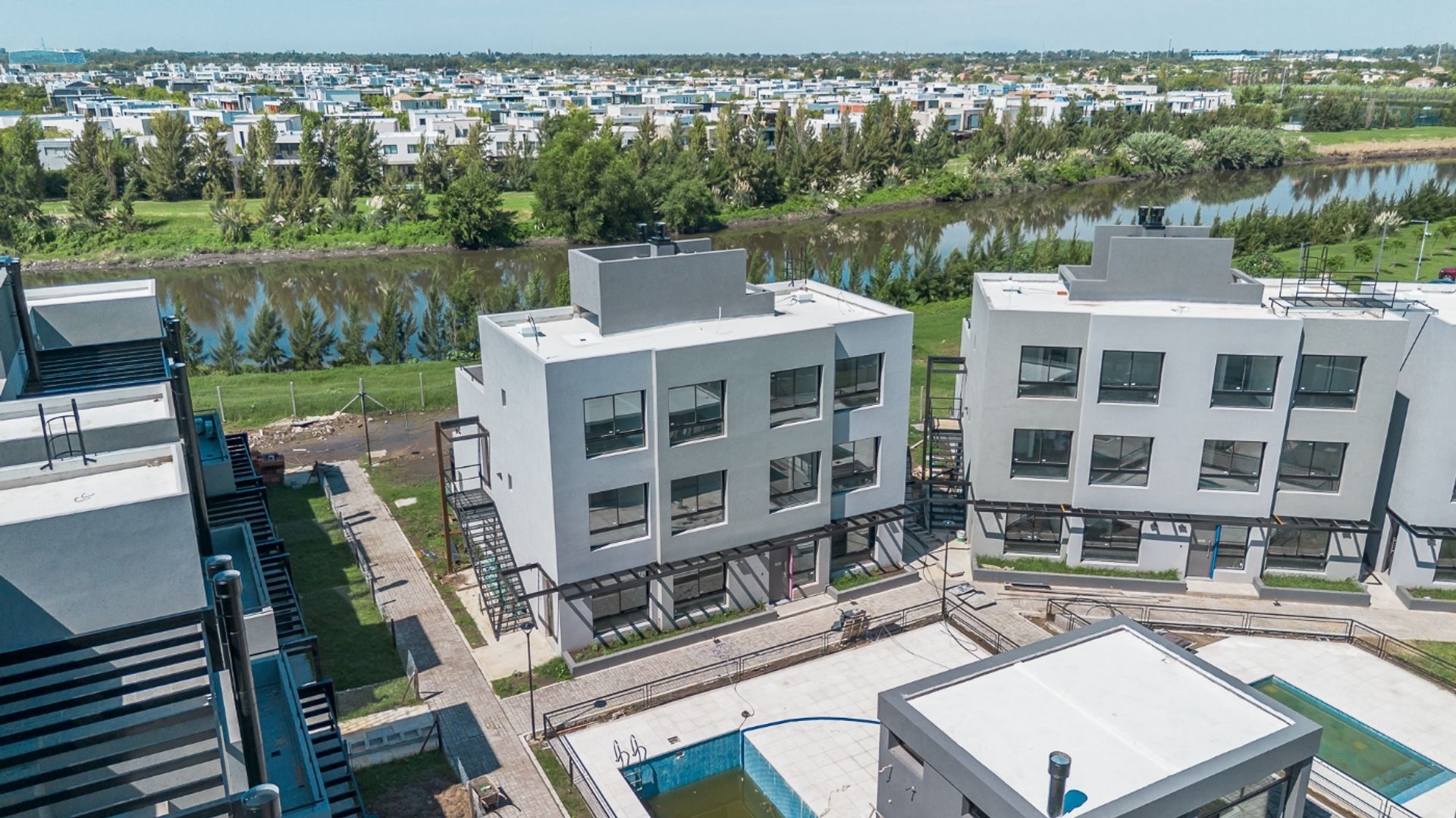 Venta depto. 4 amb. , cochera y jardin. Nordelta