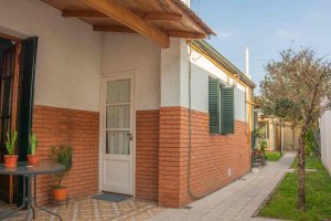 For Sale: 2 Houses, Independent Entrance, 300 m² Lot, Florida