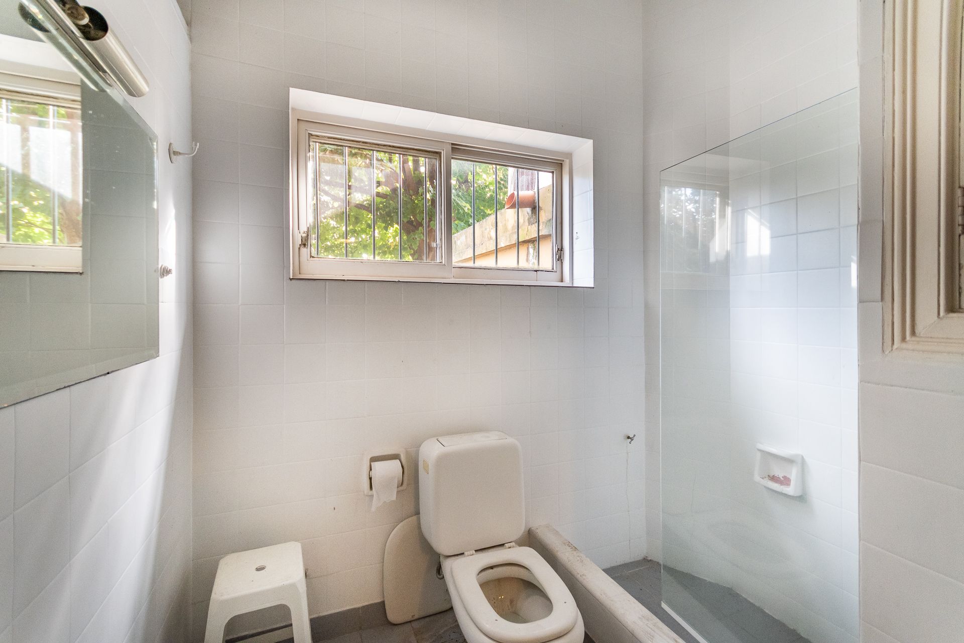 Venta casa 7 amb. con pileta a refaccionar, Olivos