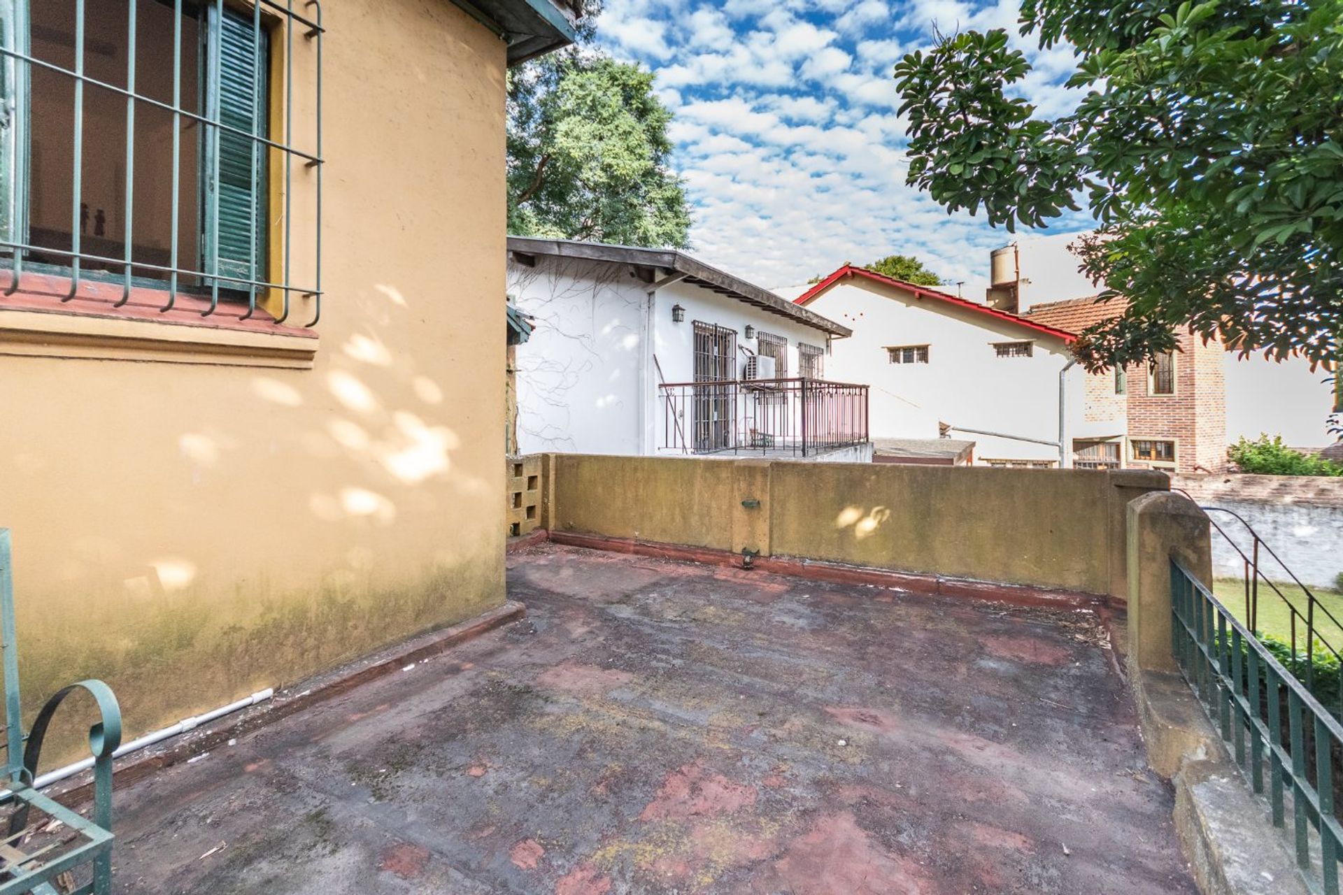 Venta casa 7 amb. con pileta a refaccionar, Olivos
