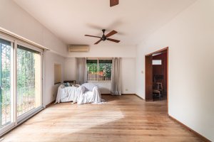 Venta casa 7 amb. con pileta a refaccionar, Olivos