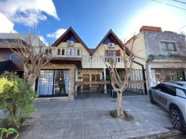 Casa Con Pileta Y Local Comercial En Don Torcuato
