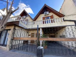 Casa Con Pileta Y Local Comercial En Don Torcuato