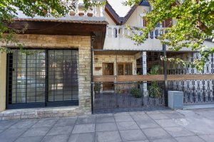 Casa Con Pileta Y Local Comercial En Don Torcuato
