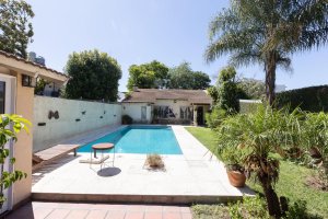 Casa Con Pileta Y Local Comercial En Don Torcuato