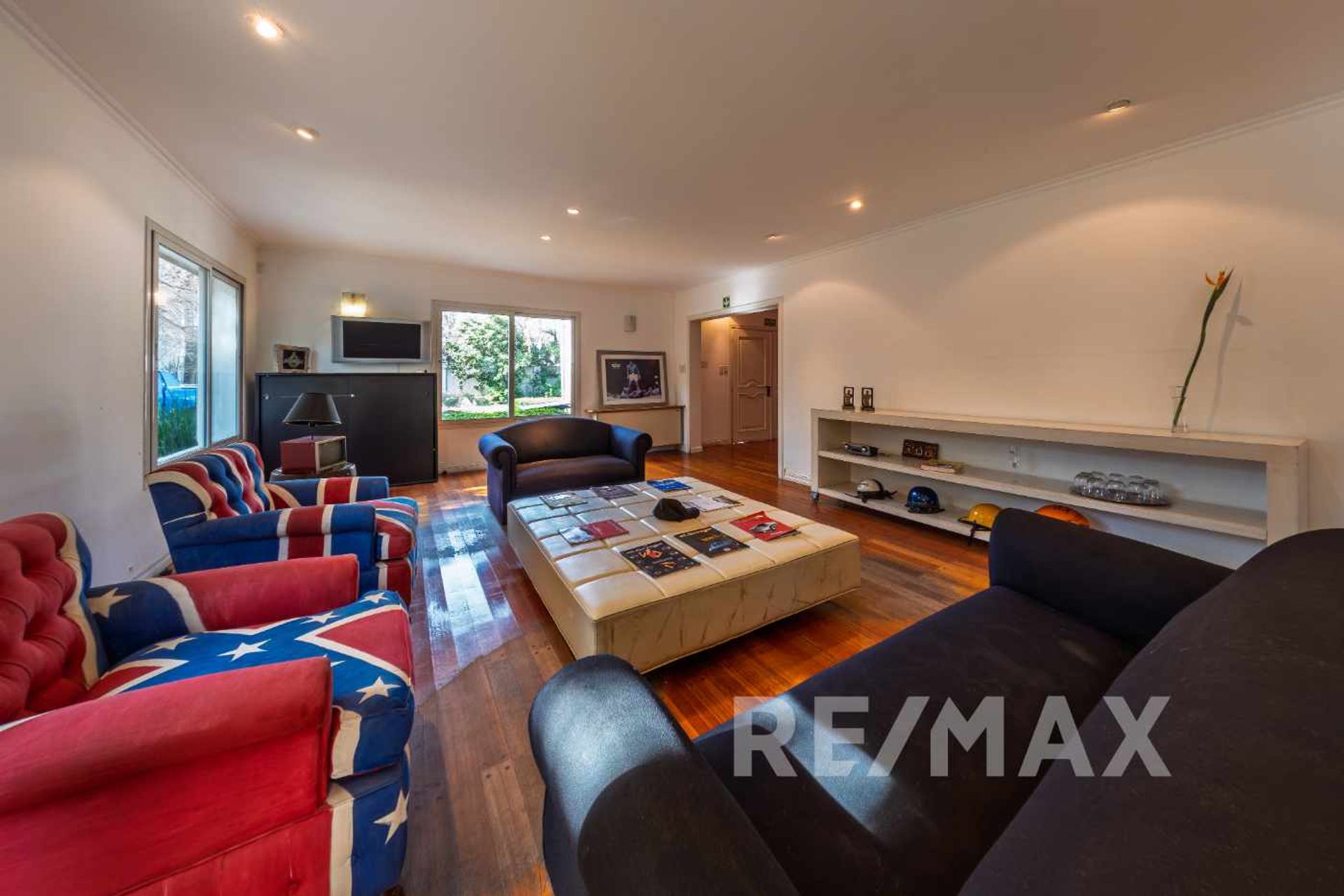 Venta casa ideal des. comercial Martínez 2350 M2
