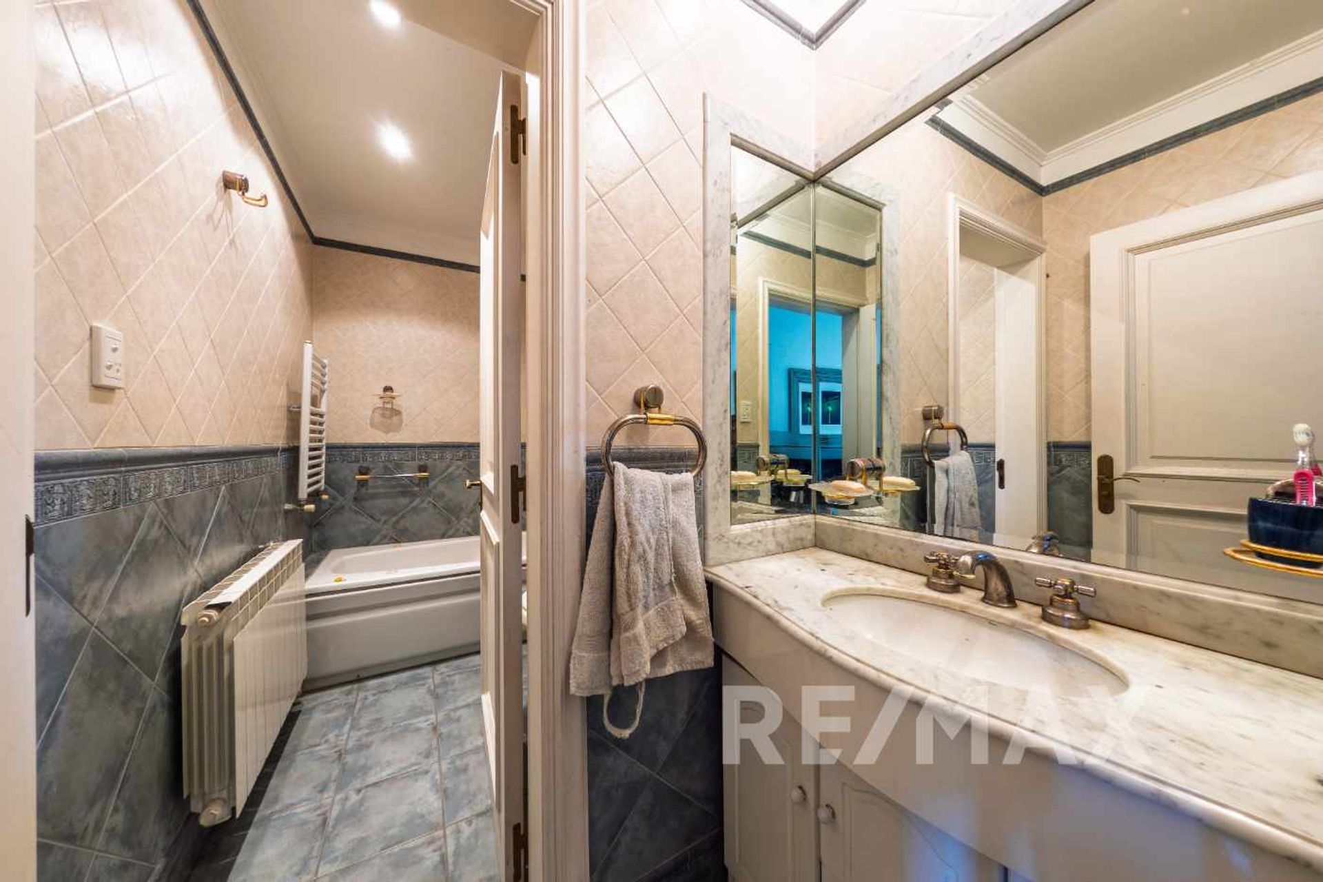 Venta casa ideal des. comercial Martínez 2350 M2
