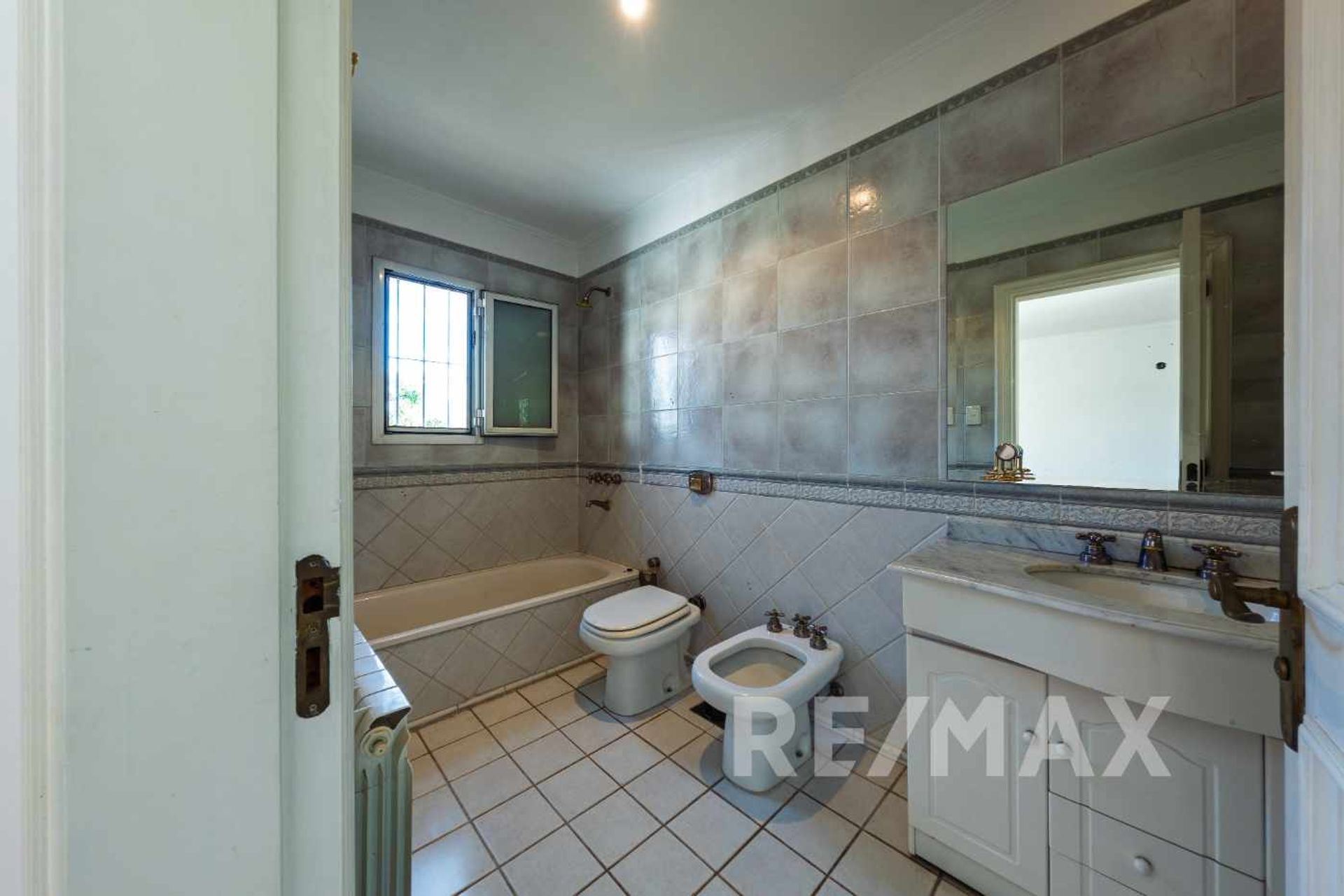 Venta casa ideal des. comercial Martínez 2350 M2