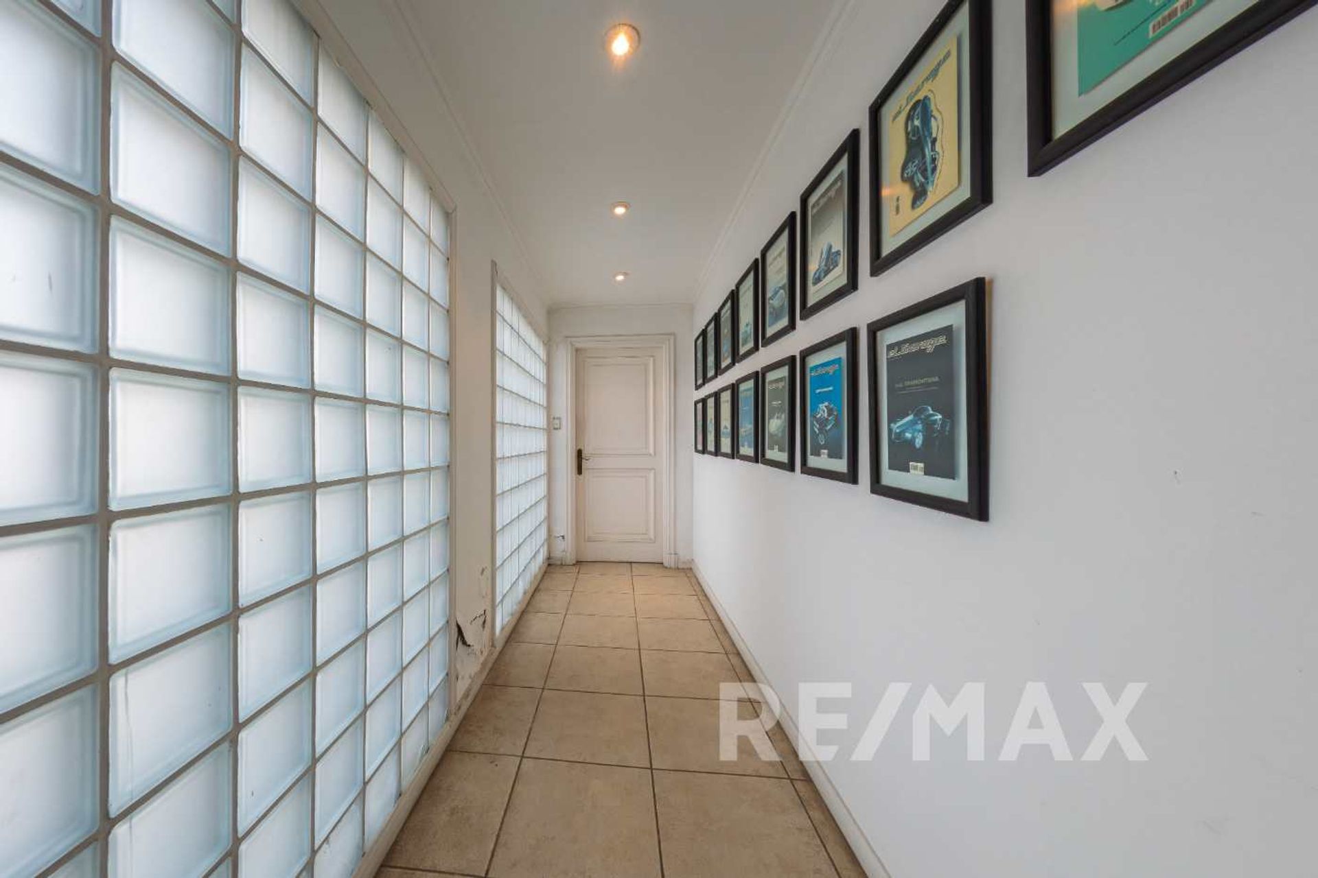 Venta casa ideal des. comercial Martínez 2350 M2