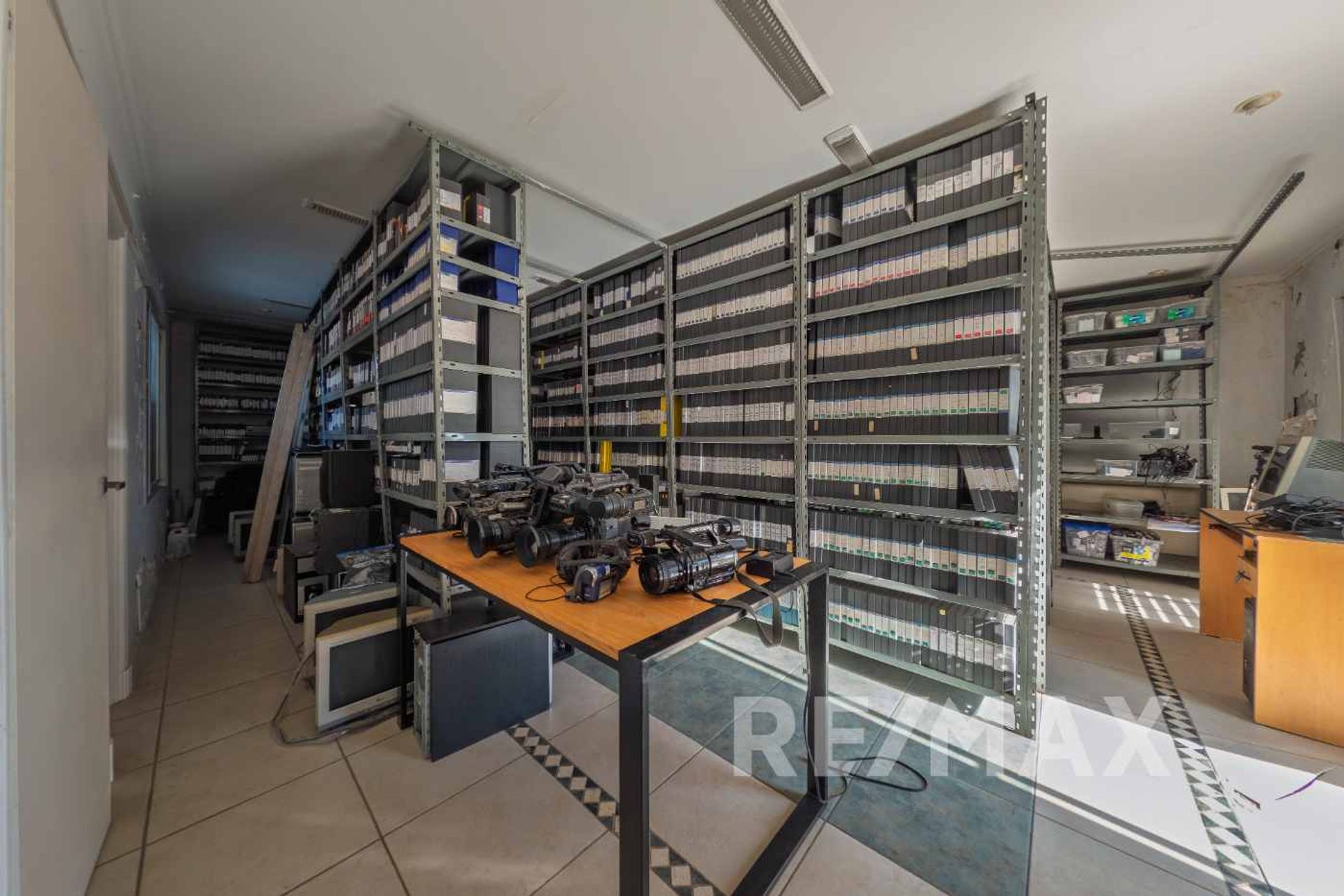 Venta casa ideal des. comercial Martínez 2350 M2