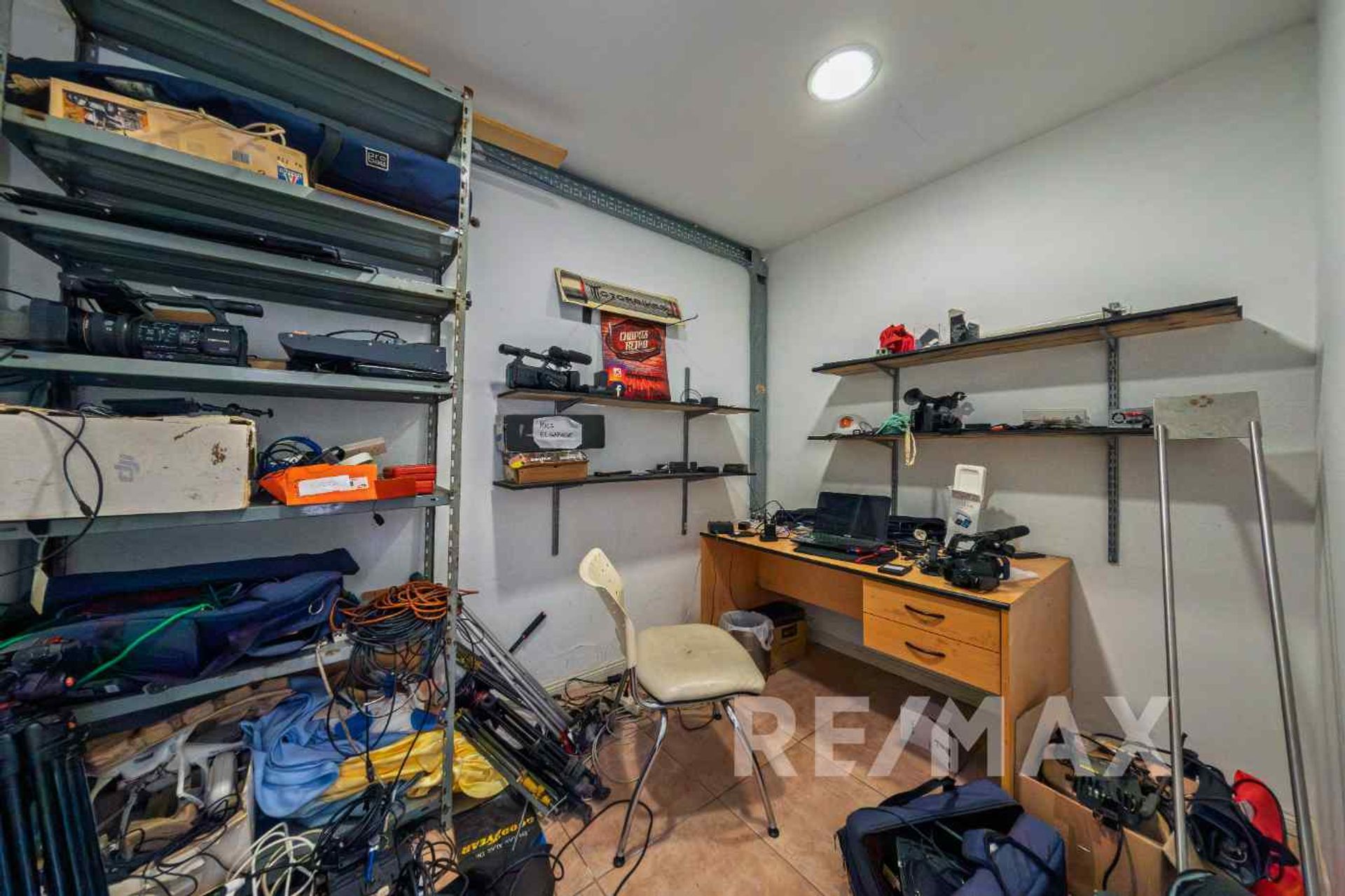 Venta casa ideal des. comercial Martínez 2350 M2