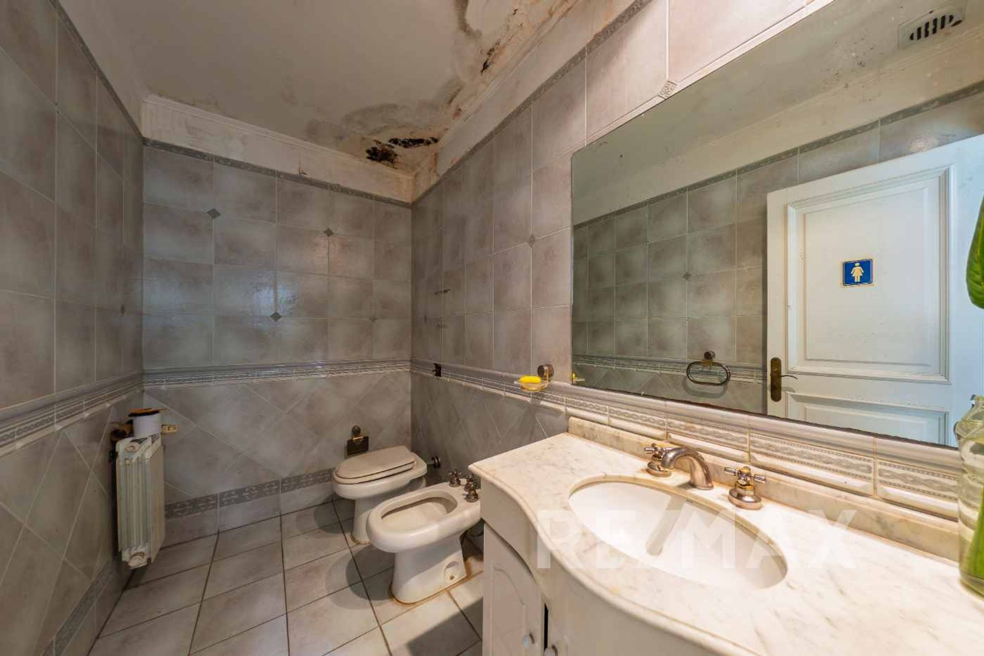 Venta casa ideal des. comercial Martínez 2350 M2