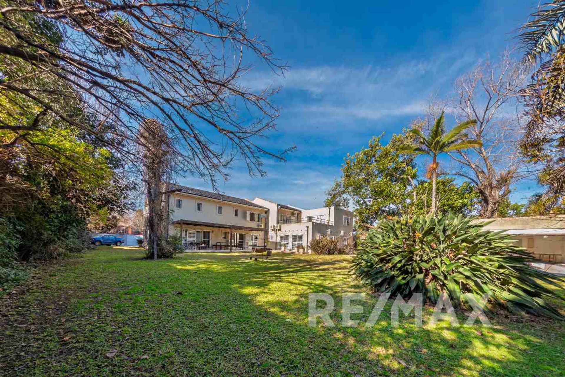 Venta casa ideal des. comercial Martínez 2350 M2