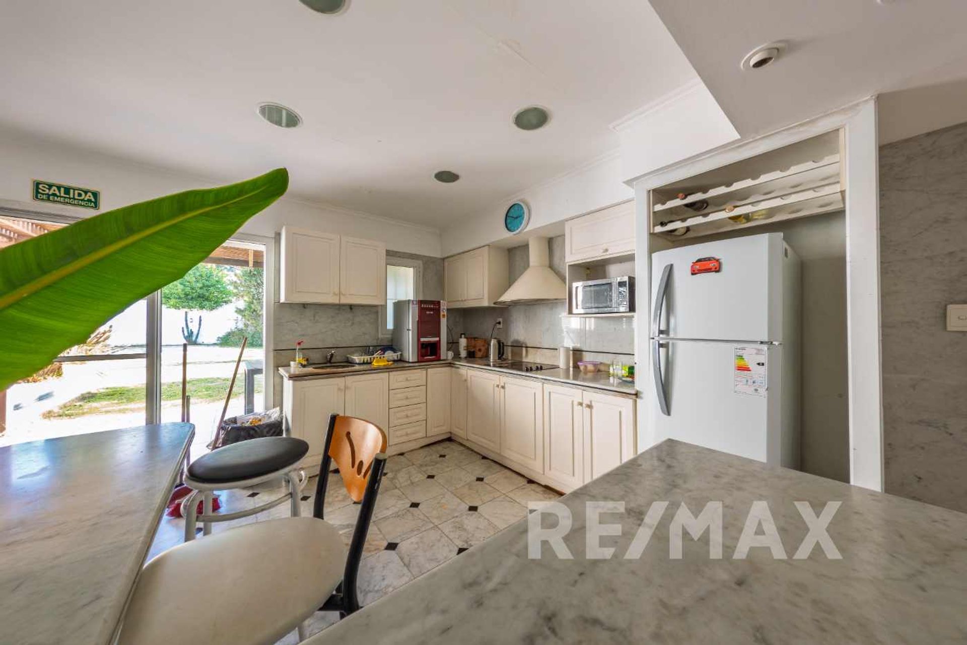 Venta casa ideal des. comercial Martínez 2350 M2