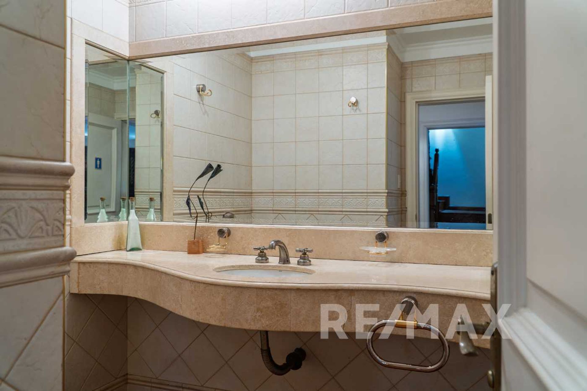 Venta casa ideal des. comercial Martínez 2350 M2