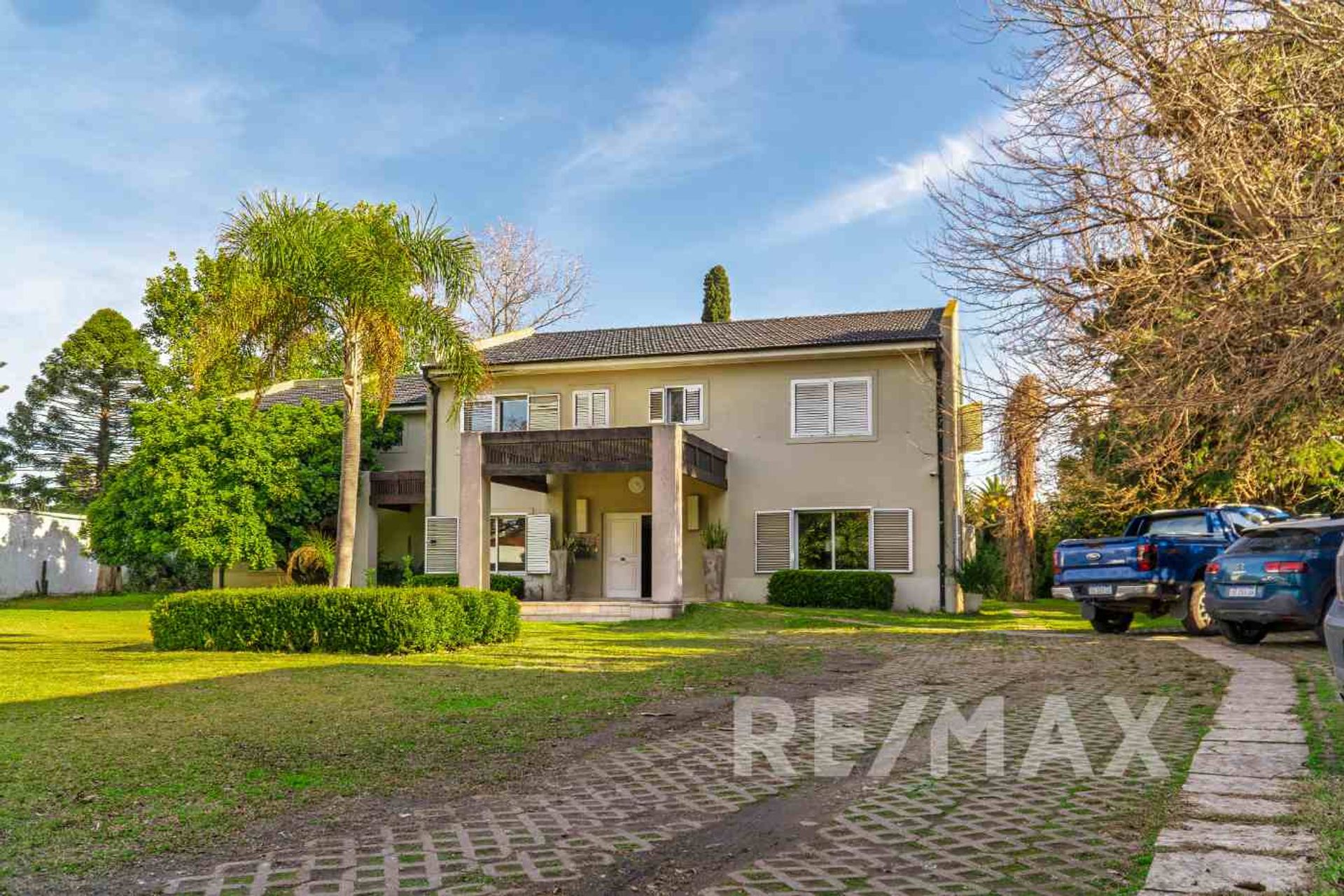 Venta casa ideal des. comercial Martínez 2350 M2