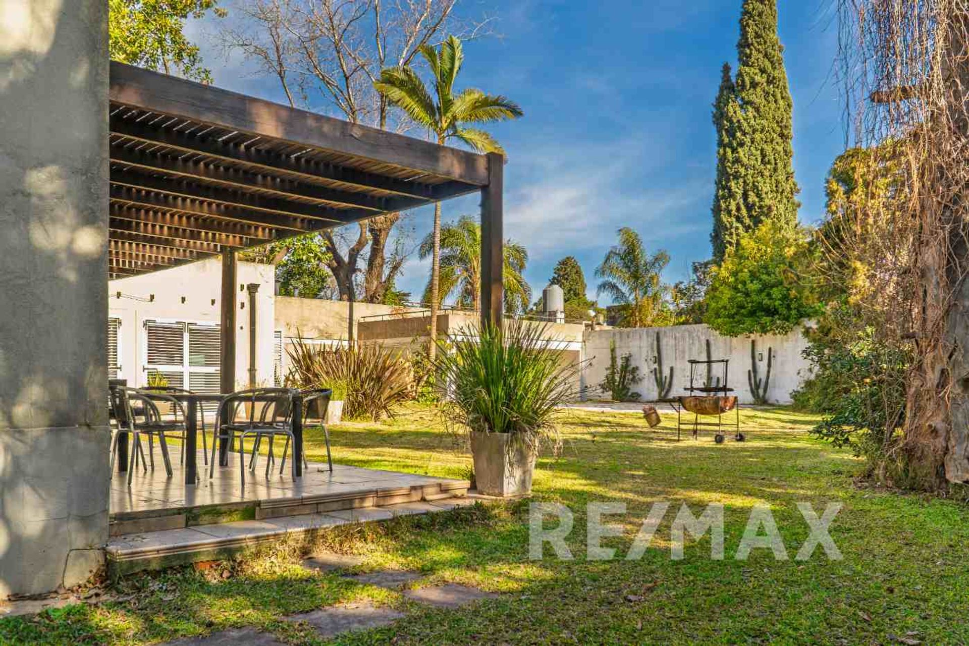 Venta casa ideal des. comercial Martínez 2350 M2