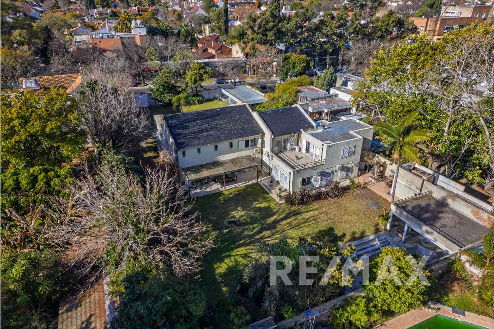 Venta casa ideal des. comercial Martínez 2350 M2