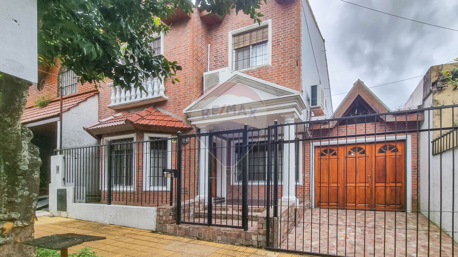 Venta Casa 4 Dorm. Con Jardin Y Coch En Martinez