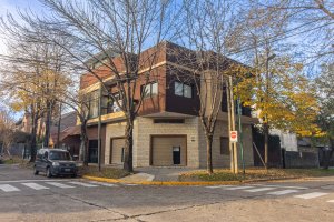 House for sale: Villa Martelli, 5 rooms and two commercial spaces.