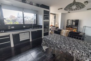 House for sale: Villa Martelli, 5 rooms and two commercial spaces.