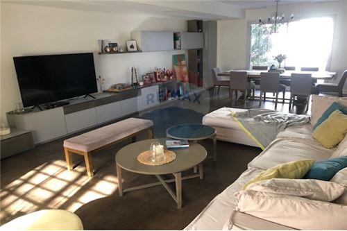 Refurbished House for Sale, 3 Bedrooms, Pool – Olivos