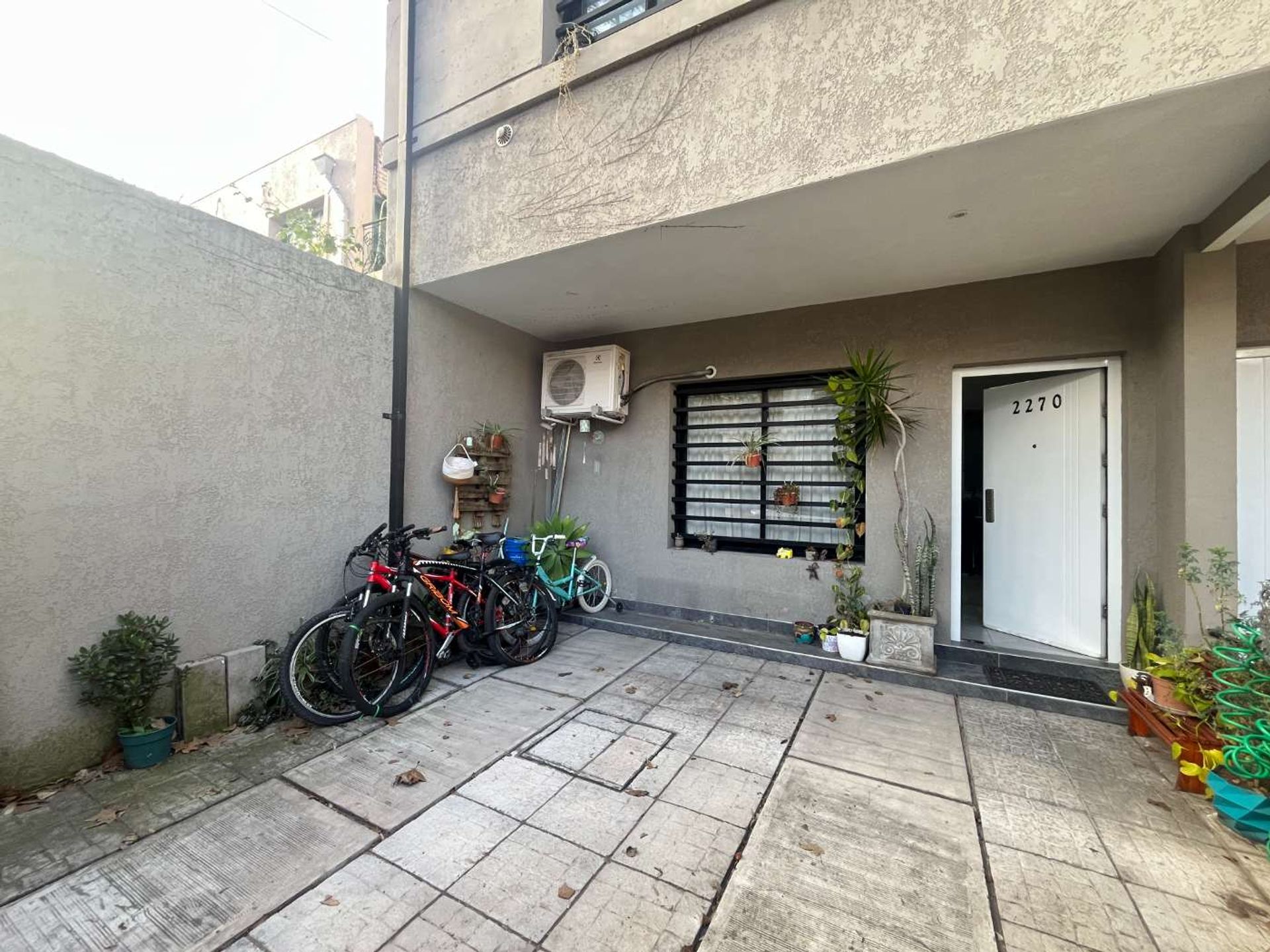 Venta Triplex 5 ambientes - Patio-Cochera- Olivos