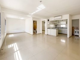 3-room Apartment for Sale in Victoria with Garage