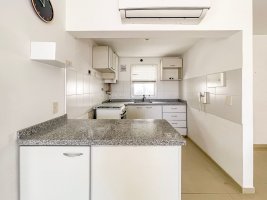 3-room Apartment for Sale in Victoria with Garage